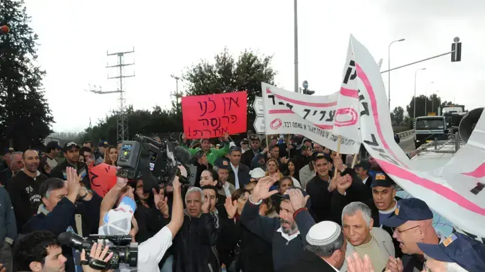 עובדי ויטה פרי גליל מפגינים בחצור הגלילית עובדי ויטה פרי גליל מפגינים בחצור הגלילית