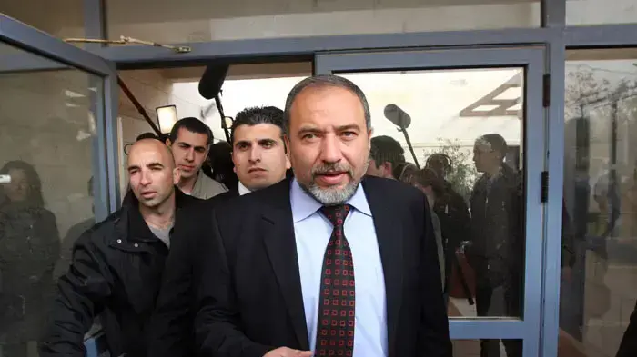 אביגדור ליברמן מגיע לקלפי להצביע אביגדור ליברמן מגיע לקלפי להצביע