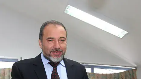 אביגדור ליברמן ואישתו מצביעים אביגדור ליברמן ואישתו מצביעים
