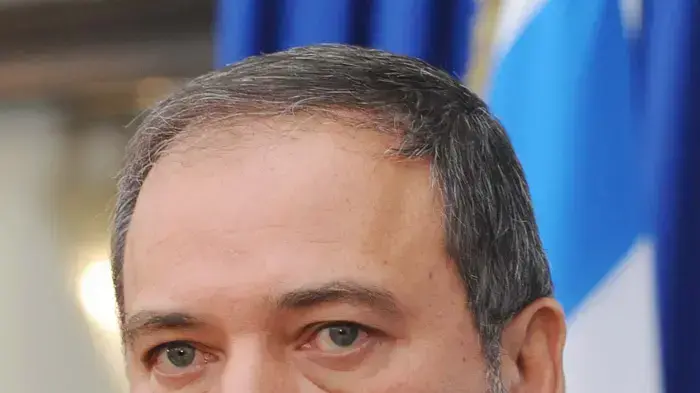מפלגת ישראל ביתנו מגיעה להתייעצויות עם הנשיא פרס מפלגת ישראל ביתנו מגיעה להתייעצויות עם הנשיא פרס
