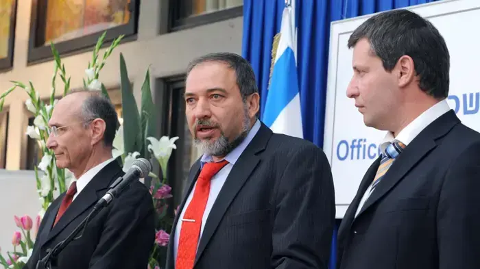 מפלגת ישראל ביתנו מגיעה להתייעצויות עם הנשיא פרס מפלגת ישראל ביתנו מגיעה להתייעצויות עם הנשיא פרס