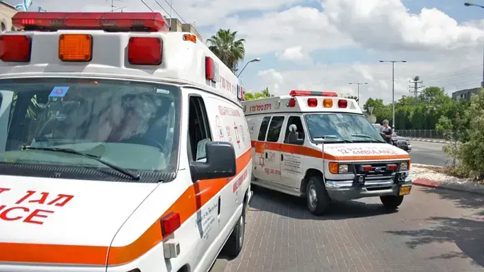 אמבולנסים בכניסה לחדר מיון בבית חולים- אמבולנסים בכניסה לחדר מיון בבית חולים-