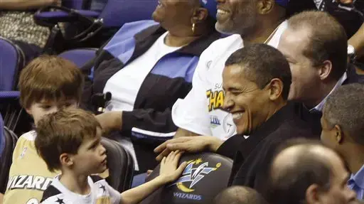 ברק אובמה הגיע למשחק כדורסל NBA של שיקגו נגד וושינגטון ברק אובמה הגיע למשחק כדורסל NBA של שיקגו נגד וושינגטון