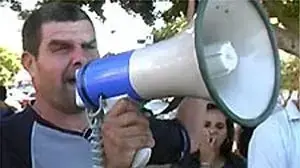 ישראל טוויטו - מובטל חסר דיור מפגין בכיכר המדינה ישראל טוויטו - מובטל חסר דיור מפגין בכיכר המדינה