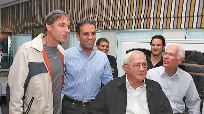 כדורגלני העבר עודד מכנס (משמאל) לצד אלון מזרחי כדורגלני העבר עודד מכנס (משמאל) לצד אלון מזרחי
