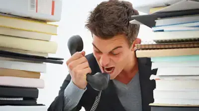 סטודנט עצבני בטלפון סטודנט עצבני בטלפון