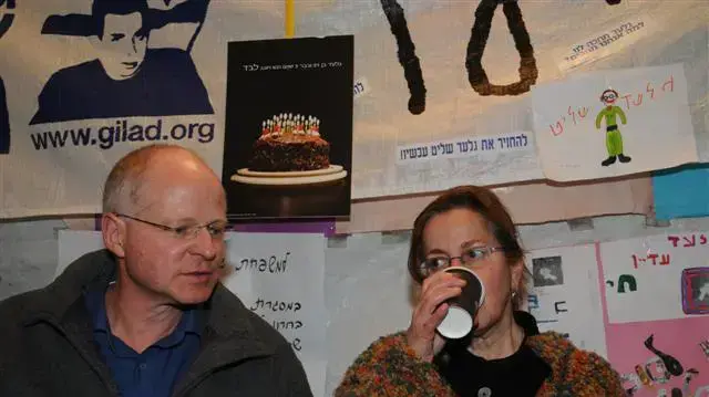 אוהל מחאה משפחת שליט בירושלים אוהל מחאה משפחת שליט בירושלים