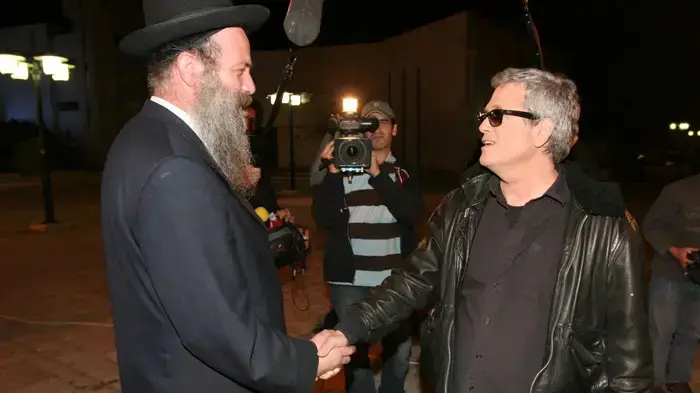 לחיצת יד ששווה כמה פלטינות. שולי רנד ושלמה ארצי