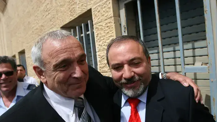 אביגדור ליברמן, יצחק אהרונוביץ אביגדור ליברמן, יצחק אהרונוביץ