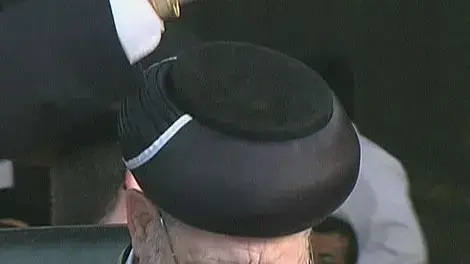 הרב עובדיה יוסף אוחז במשקפיו הרב עובדיה יוסף אוחז במשקפיו