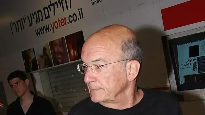 "שאיננה ראויה". יוסי שריד "שאיננה ראויה". יוסי שריד