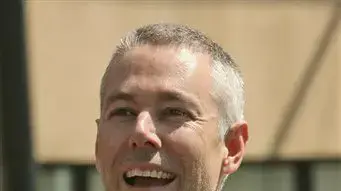 מתנצל. אדם יאוץ' מתנצל. אדם יאוץ'