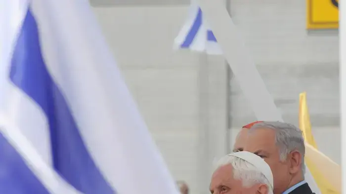 האפיפיור נחת בארץ האפיפיור נחת בארץ