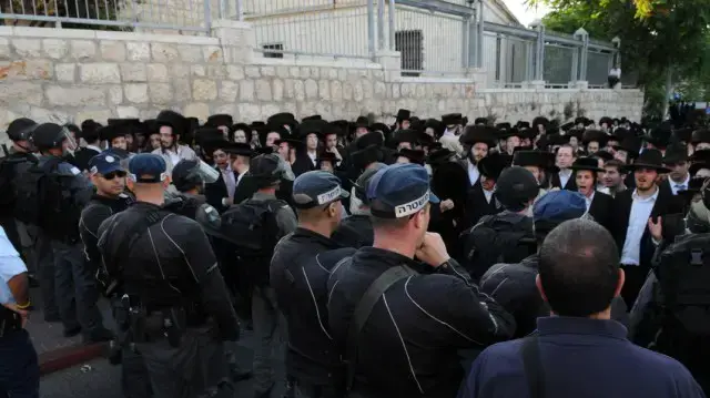 הפגנת חרדים בירושלים נגד פתיחת חניון ספרא בשבת הפגנת חרדים בירושלים נגד פתיחת חניון ספרא בשבת