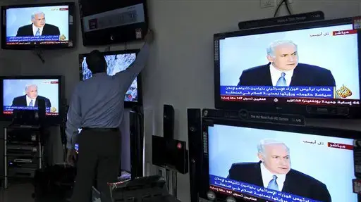 פלסטינים צופים בנאום נתניהו פלסטינים צופים בנאום נתניהו
