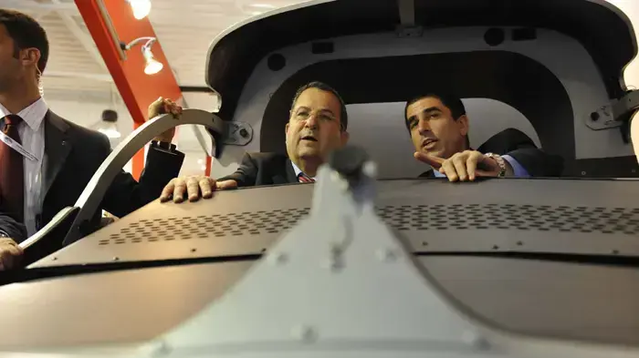 אהוד ברק שר הביטחון בביתן הישראלי בסלון האווירי בפריז אהוד ברק שר הביטחון בביתן הישראלי בסלון האווירי בפריז