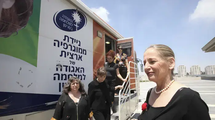 ניידת הממוגרפיה של האגודה למלחמה בסרטן הגיעה אתמול לכנסת ישראל ניידת הממוגרפיה של האגודה למלחמה בסרטן הגיעה אתמול לכנסת ישראל