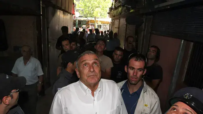 שר לביטחון פנים יצחק אהרונוביץ' בתחנה המרכזית הישנה שר לביטחון פנים יצחק אהרונוביץ' בתחנה המרכזית הישנה