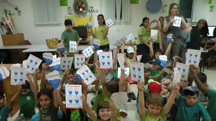 ילדים משתתפים בפרויקט לוקחים את המים בידיים ילדים משתתפים בפרויקט לוקחים את המים בידיים