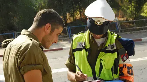 שוטר צבאי עם חייל במבצע "מלביש" שוטר צבאי עם חייל במבצע "מלביש"