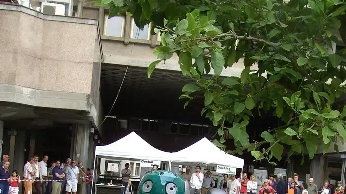 רובוט מנקה רחובות רובוט מנקה רחובות