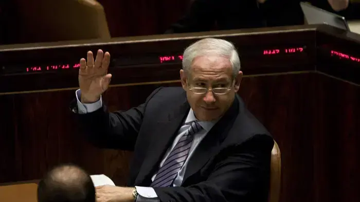בנימין נתניהו מצביע בנימין נתניהו מצביע
