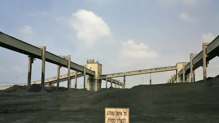 בריכת פחם בתחנת כח פחמית בריכת פחם בתחנת כח פחמית