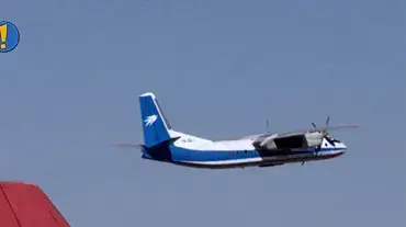 המטוס ההודי החטוף בשדה התעופה באפגניסטן כשברקע ממריא מטוס אפגני המטוס ההודי החטוף בשדה התעופה באפגניסטן כשברקע ממריא מטוס אפגני