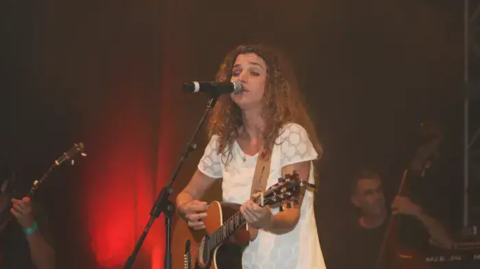 עלמה זהר בהופעה לזכרו של מאיר אריאל עלמה זהר בהופעה לזכרו של מאיר אריאל