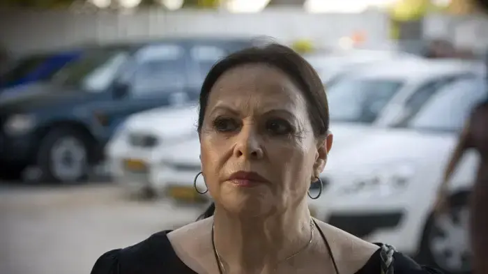 כיצד דמותה משקפת? גילה אלמגור כיצד דמותה משקפת? גילה אלמגור