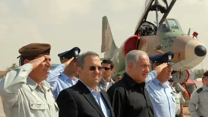ראש הממשלה בנימין נתניהו ושר הביטחון אהוד ברק בביקור בבסיס חצרים ראש הממשלה בנימין נתניהו ושר הביטחון אהוד ברק בביקור בבסיס חצרים