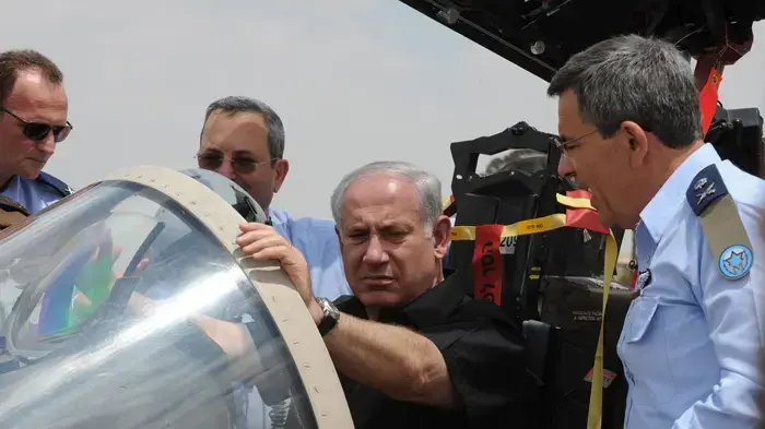 ראש הממשלה בנימין נתניהו ושר הביטחון אהוד ברק בביקור בבסיס חצרים ראש הממשלה בנימין נתניהו ושר הביטחון אהוד ברק בביקור בבסיס חצרים