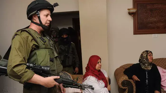 ח"כ צחי הנגבי במהלך מבצע לתפיסת מבוקשים בשכם ח"כ צחי הנגבי במהלך מבצע לתפיסת מבוקשים בשכם