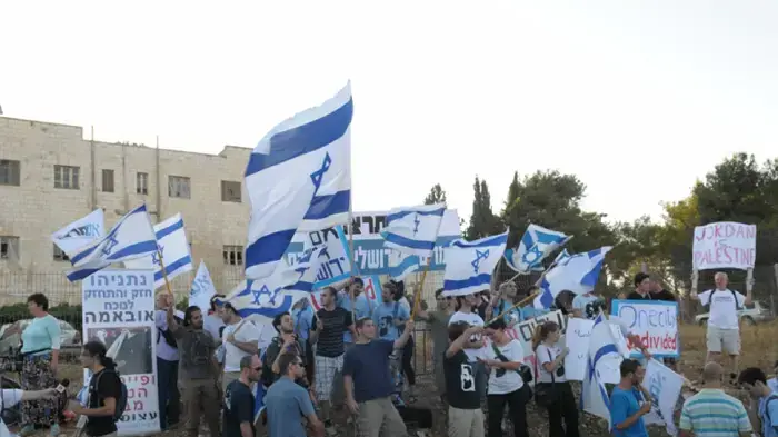 הפגנת שלום עכשיו מלון שפרד בשייח ג'ראח במז' י-ם ומנגד הפגנת הימין הפגנת שלום עכשיו מלון שפרד בשייח ג'ראח במז' י-ם ומנגד הפגנת הימין