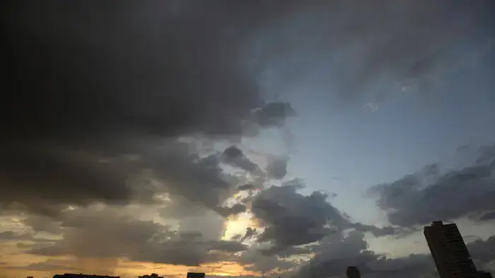 עננים של גשם טרופי מעל קובה