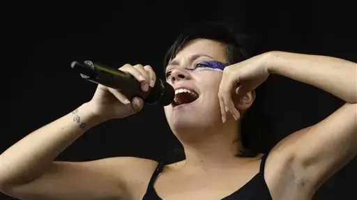 לילי אלן מופיעה ב- V Festival בבריטניה לילי אלן מופיעה ב- V Festival בבריטניה