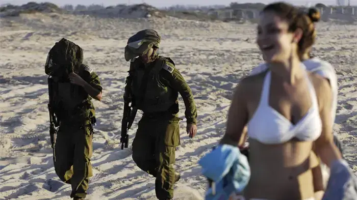 חיילים מפנים מתרחצים מחוף זיקים לאחר נפילת פצמ"ר חיילים מפנים מתרחצים מחוף זיקים לאחר נפילת פצמ"ר