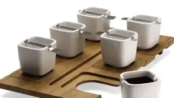 סט פורצלן על מגש במבוק