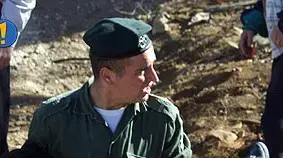 שוטרות ישראליות מפנות מתנחלת ומתנחל צעיר מקבר ברוך גולדשטיין בקיריית ארבע שוטרות ישראליות מפנות מתנחלת ומתנחל צעיר מקבר ברוך גולדשטיין בקיריית ארבע