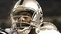 אתר NFL גרי רייס מהאוקלנד ריידרס מונף על ידי חבריו לאחר שרשם את הטאצדאון ה-200 בקריירה אתר NFL גרי רייס מהאוקלנד ריידרס מונף על ידי חבריו לאחר שרשם את הטאצדאון ה-200 בקריירה