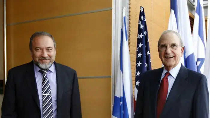 שר החוץ אביגדור ליברמן והשליח המיוחד של ארה"ב ג'ורג' מיטשל שר החוץ אביגדור ליברמן והשליח המיוחד של ארה"ב ג'ורג' מיטשל