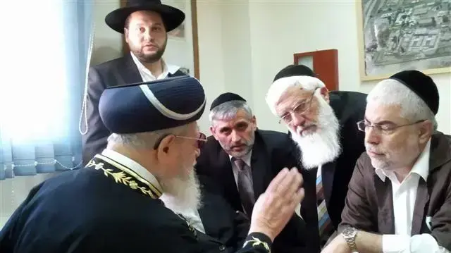 עובדיה יוסף מבקר את שלמה בניזרי בכלא עובדיה יוסף מבקר את שלמה בניזרי בכלא