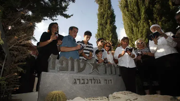 משפחתו של טופז מציינת 30 יום למותו