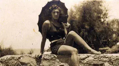 אישה עם שמשיה בתל אביב אישה עם שמשיה בתל אביב