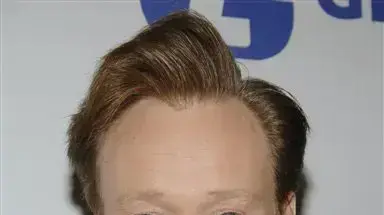 מתלוצץ עם קהלו. אובריאן מתלוצץ עם קהלו. אובריאן