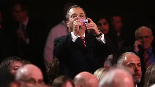 אהוד ברק מצלם בועידת הלייבור בלונדון אהוד ברק מצלם בועידת הלייבור בלונדון