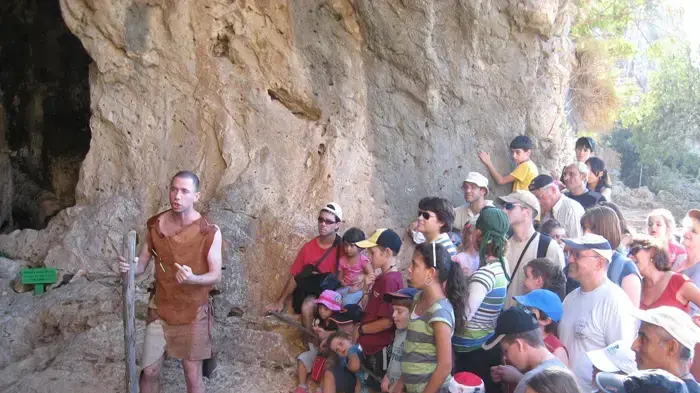מטיילים בנחל מערות מטיילים בנחל מערות
