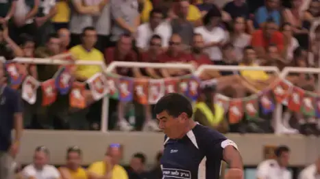 גבי אשכנזי ובכירי המטכ"ל משחקים קט רגל במסגרת אליפות צה"ל למפקדים בוינגייט אוקטובר 2009