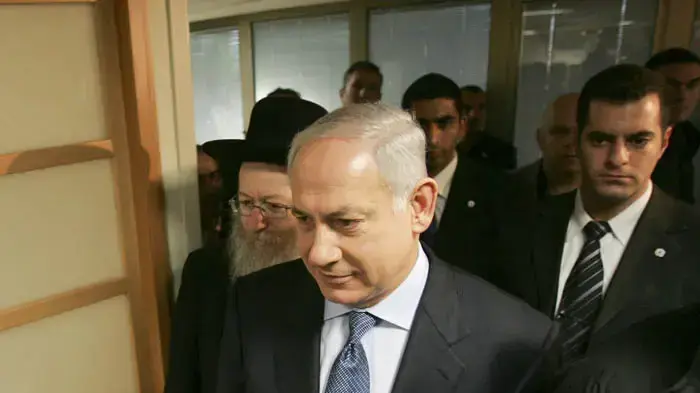 בנימין נתניהו ויעקב ליצמן מבקרים במבצע חיסונים נגד שפעת החזירים באיכילוב נובמבר 2009 בנימין נתניהו ויעקב ליצמן מבקרים במבצע חיסונים נגד שפעת החזירים באיכילוב נובמבר 2009