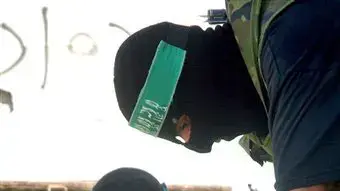 פעילי חמאס נערכים לשיגור טיל פעילי חמאס נערכים לשיגור טיל